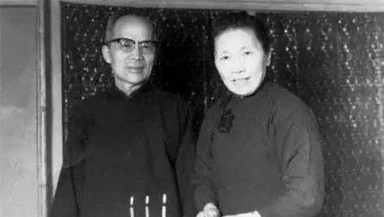 1942年春，青帮头目吴四宝被日本人毒死，他的老婆佘爱珍哭得死去活来。没想到早就