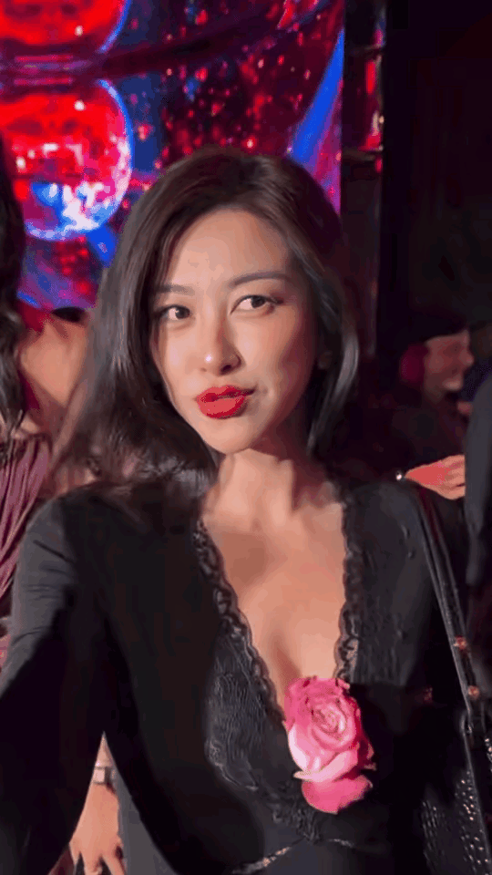 不能不承认，朱珠的双眼冒出的光充满了魅惑力，也不能不承认，朱珠的灼灼红唇犹如烈焰