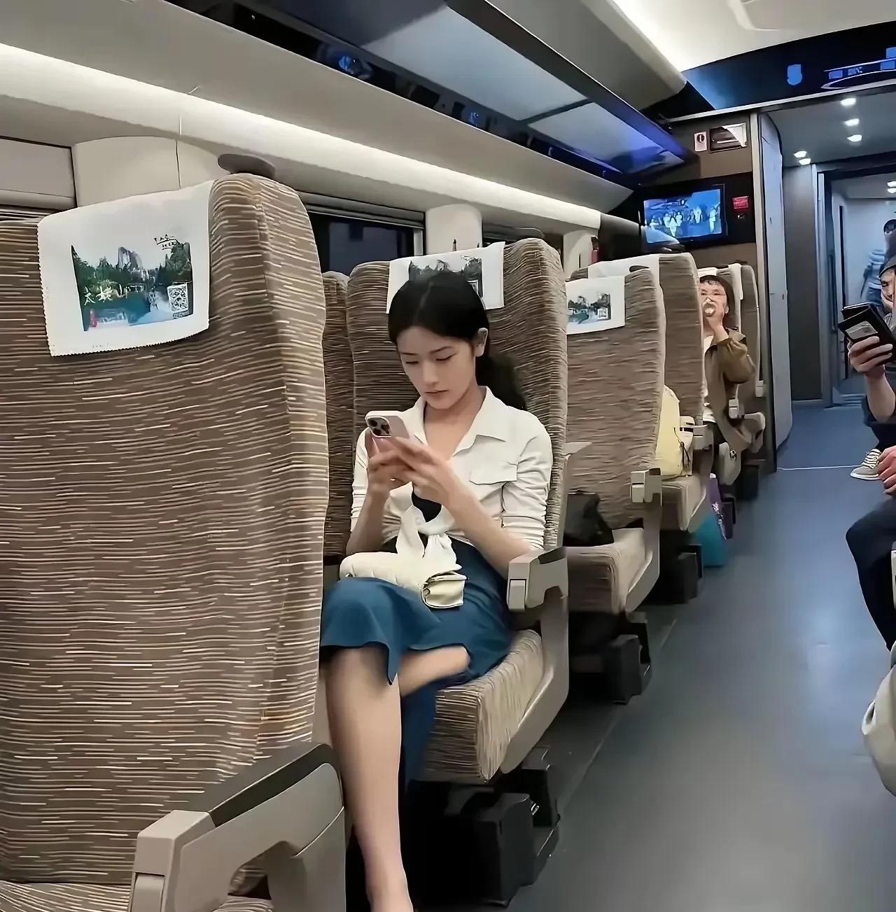 想认识她需要啥，
火车上面没鲜花。
自惭形秽无勇气，
只好悄悄望着她。
[金哨]