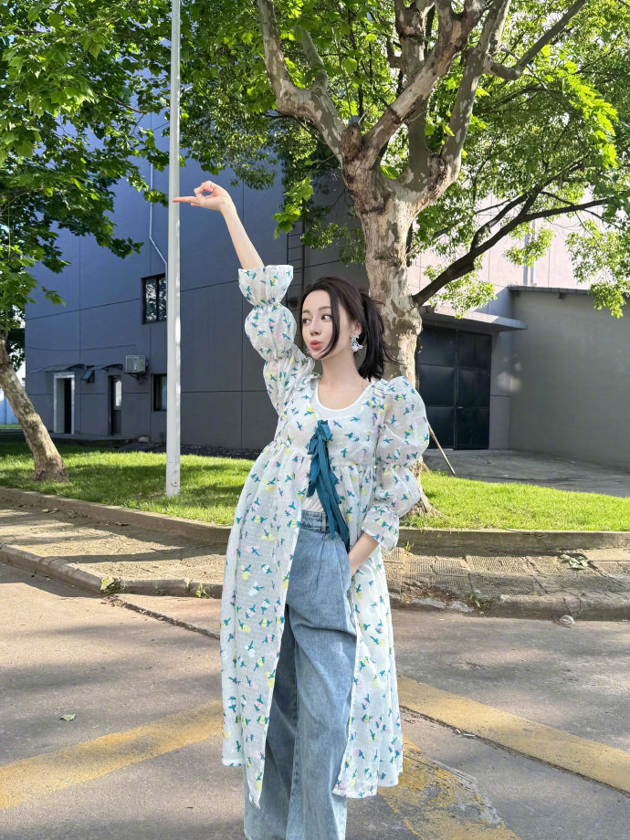 #迪丽热巴夏日清新穿搭# “开心一“夏”吧！[举手] ​”迪丽热巴夏日清新穿搭有