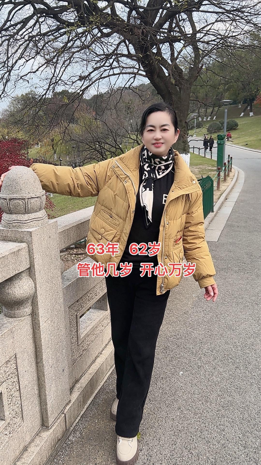 穿搭分享 短款羽绒服 冬天就要保暖又好看  时髦有风度依然有温度