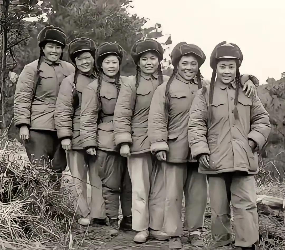 真实的志愿军女兵和影视版志愿军女兵对比来看，编剧一看就没在部队待过。
两张图片可