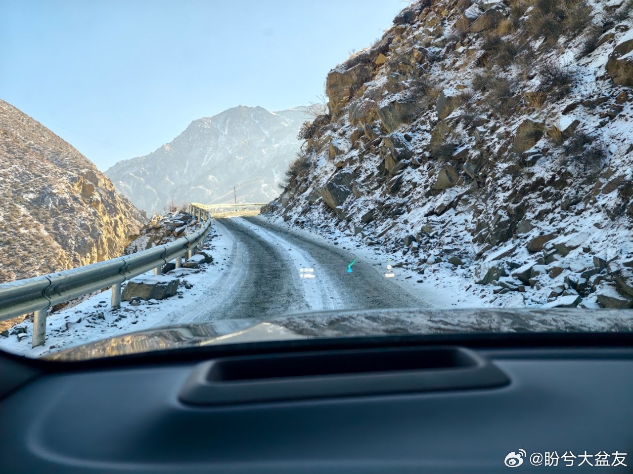 一觉醒来居然下雪了，路面都是积雪还有冰，还好不影响我下山，开了理想的湿滑路面模式