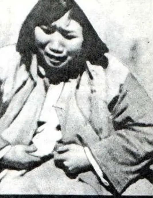1945年，日军轮奸了黄美英，紧接着在她的下身灌入辣椒水，割去了她的双眼和双乳。