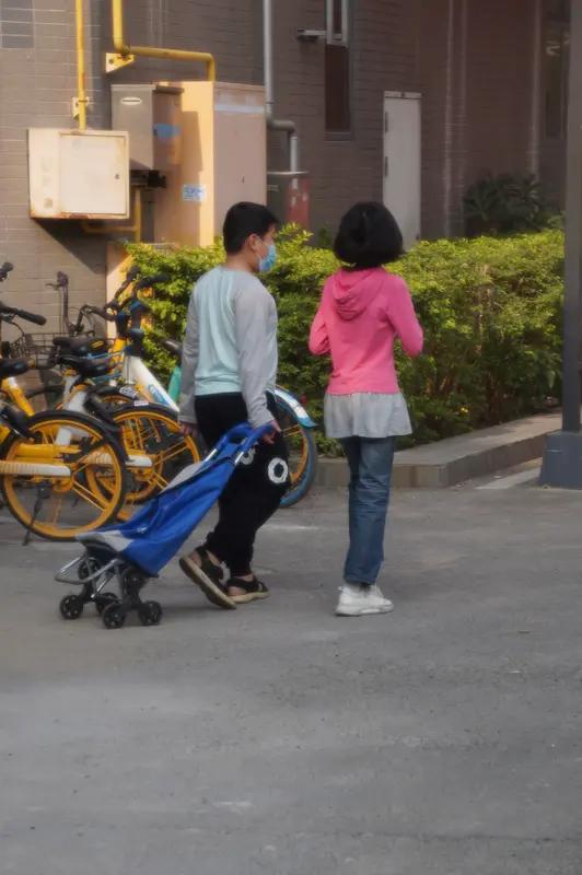 【河南：女孩称当服务员看到同龄人很自卑】
职业是否有尊严？有自信便有尊严！
同龄