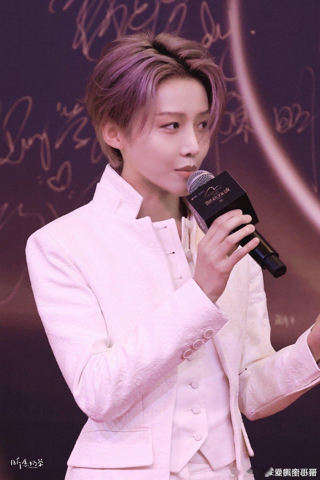 刘雨昕出席微博文化交流之夜新加坡站饭拍，好贵气好优雅