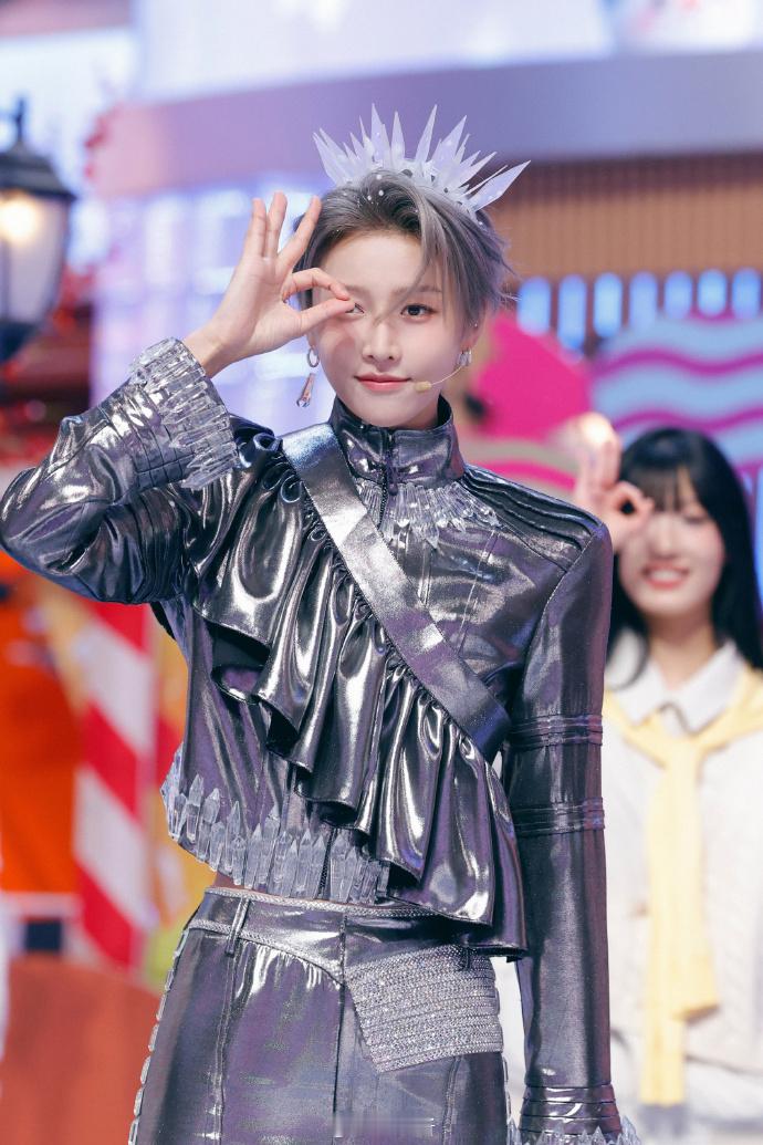 今晚《你好星期六》预告中，刘雨昕以冰柠檬 cos 造型登场，装扮用心还原角色精髓