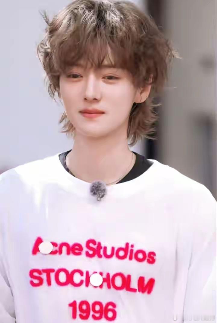 1. 鹿晗经过了一段时间摆烂，最近倒是主动对接了不少商务资源，身边人都调侃他终于