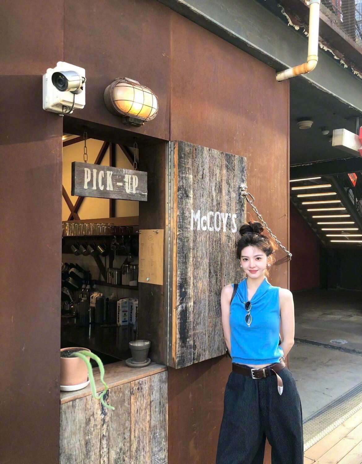 章若楠清爽蓝调风章若楠出游街头造型📸，亮眼克莱因蓝无袖上衣搭配深色阔腿裤，随性