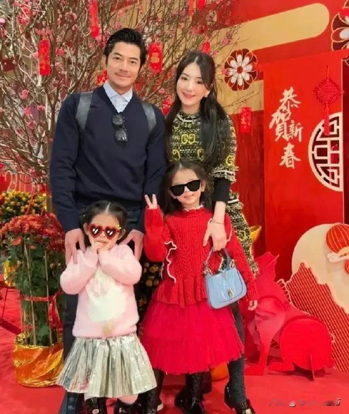 郭富城老婆方媛晒新年照，一家四口高颜值，辣妈身材娇好似少女！ ​​​#喜欢郭富城