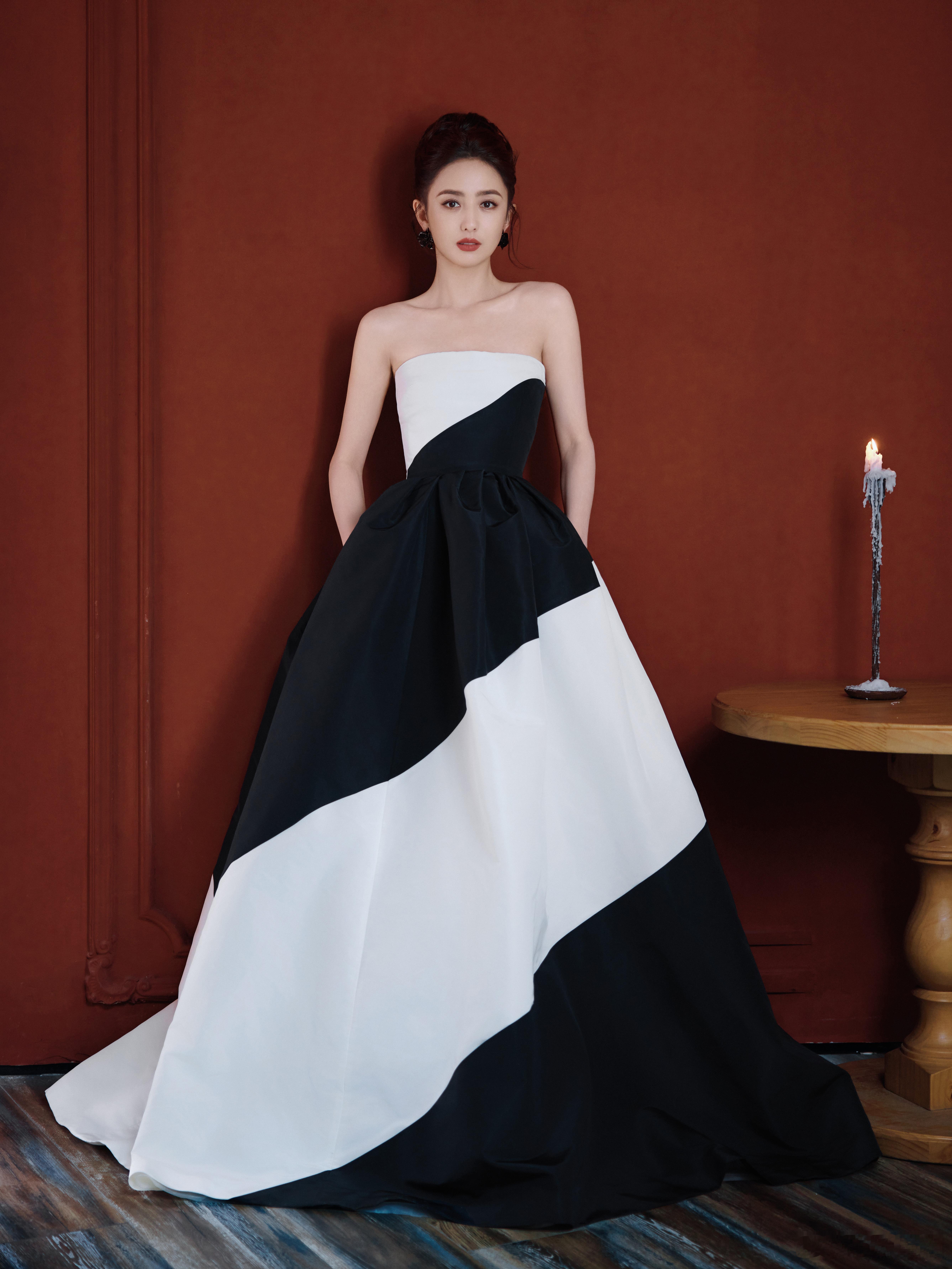 #佟丽娅百花奖黑白拼色造型##佟丽娅百花奖黑白交割拼色裙#佟丽娅在黑白拼色裙子的