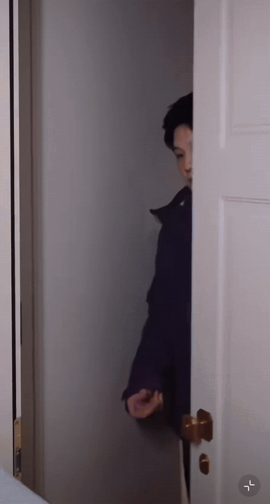 安踏发布了樊振东参观米兰冬奥会的大vlog了！
Vlog的开篇取用敲响樊振东的房