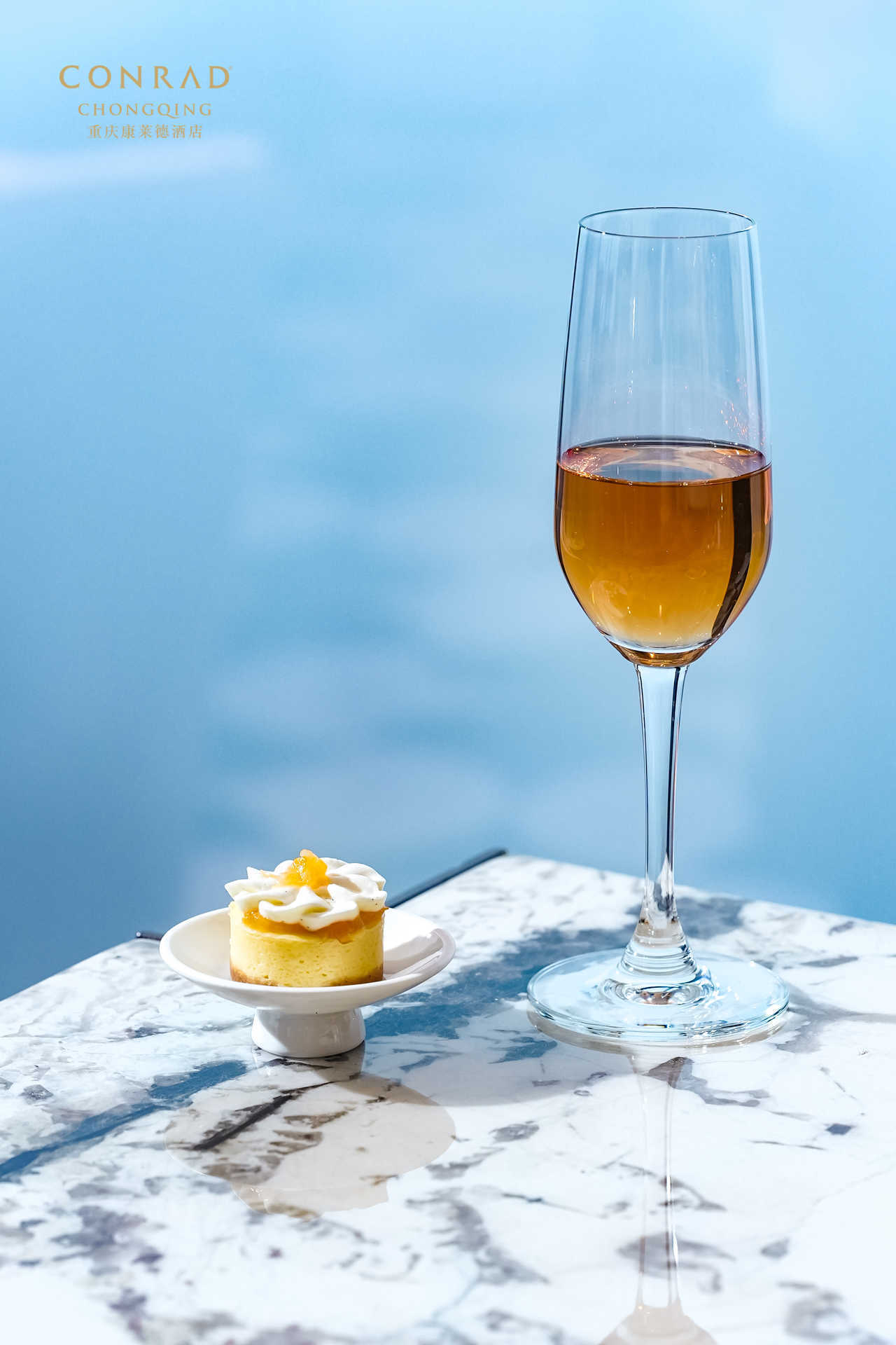 重庆康莱德酒店在位于52层的MIST雾都大堂吧，成功举办了一场以「茶山竹海」为主