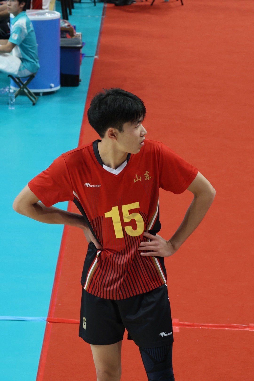 山东队•15号 主攻 刘未彬一秒钟发现小弟弟搞笑男本质很可爱所以多拍了几张☺️下