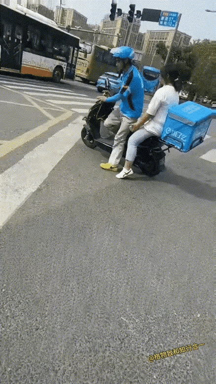 送外卖和谈恋爱两不误。