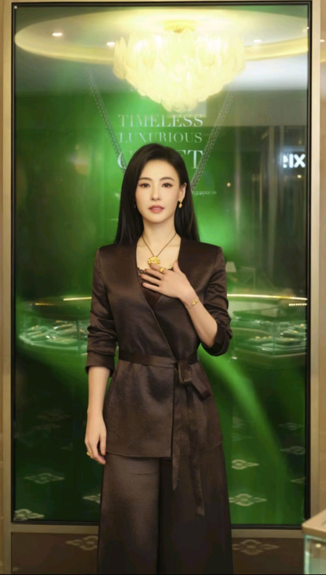 仪式感拉满，见证品牌新店美好启程
张柏芝 开业活动 墨涅塔黄金 优雅穿搭