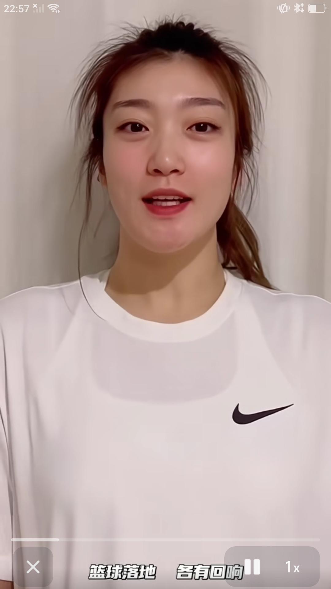 【大美李梦身体强壮，球技精湛，背身单打能力强，有出色的中远投篮能力。绝对是亚洲顶