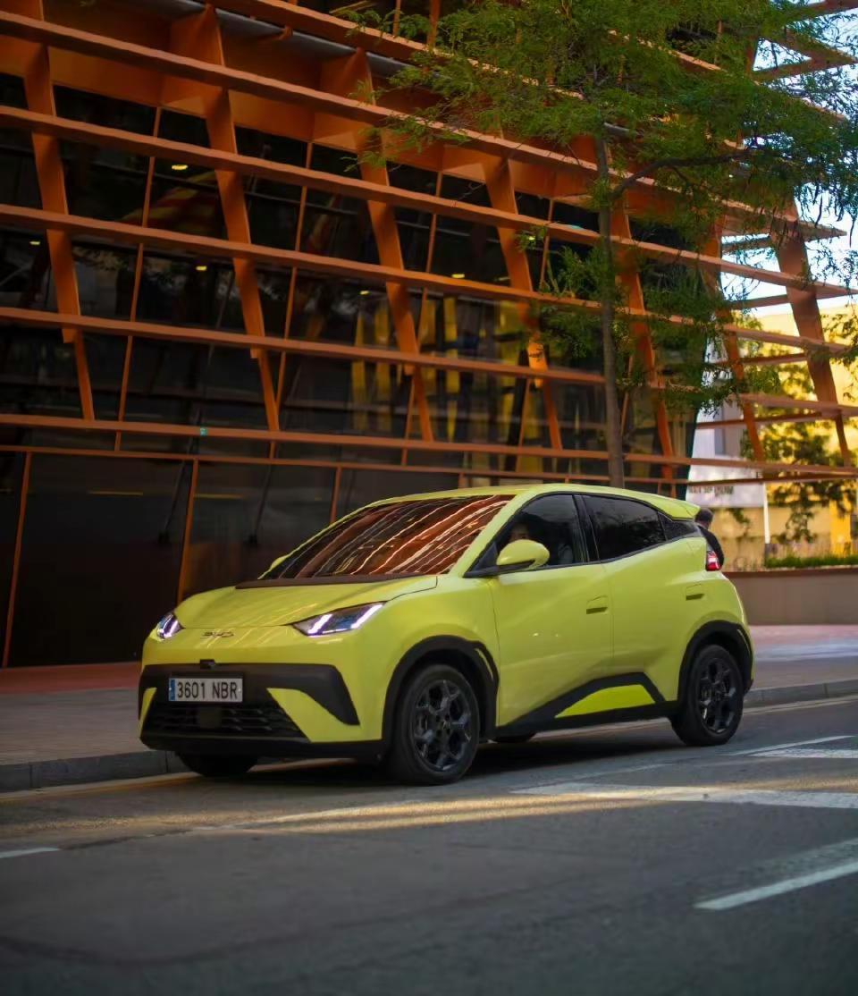 小小身躯，大大的能量。不愧是拿了汽车界的奥斯卡大奖的车型。国内外销量都不错。比亚