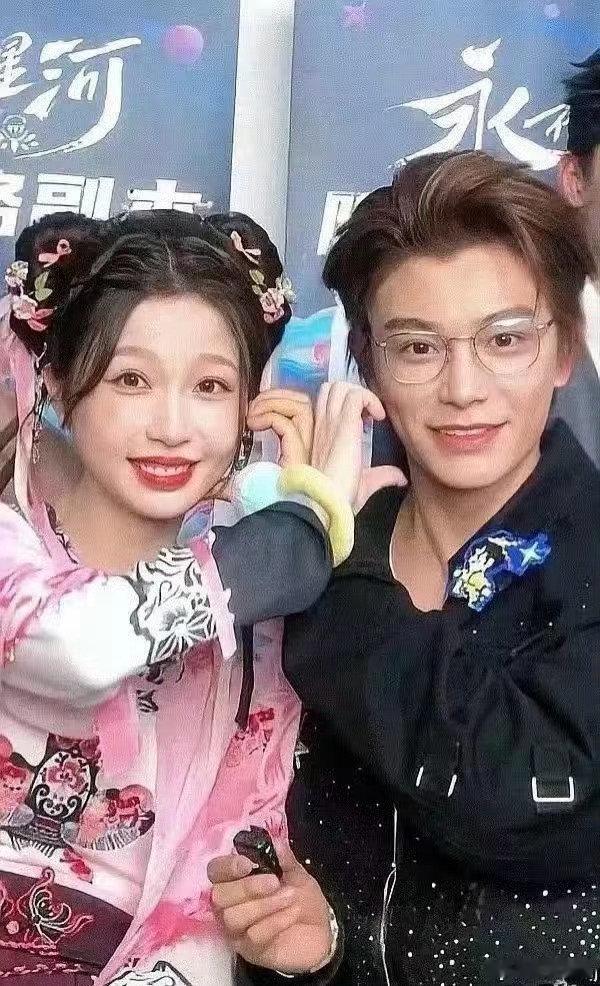虞书欣、丁禹兮昨日生图 ​​​