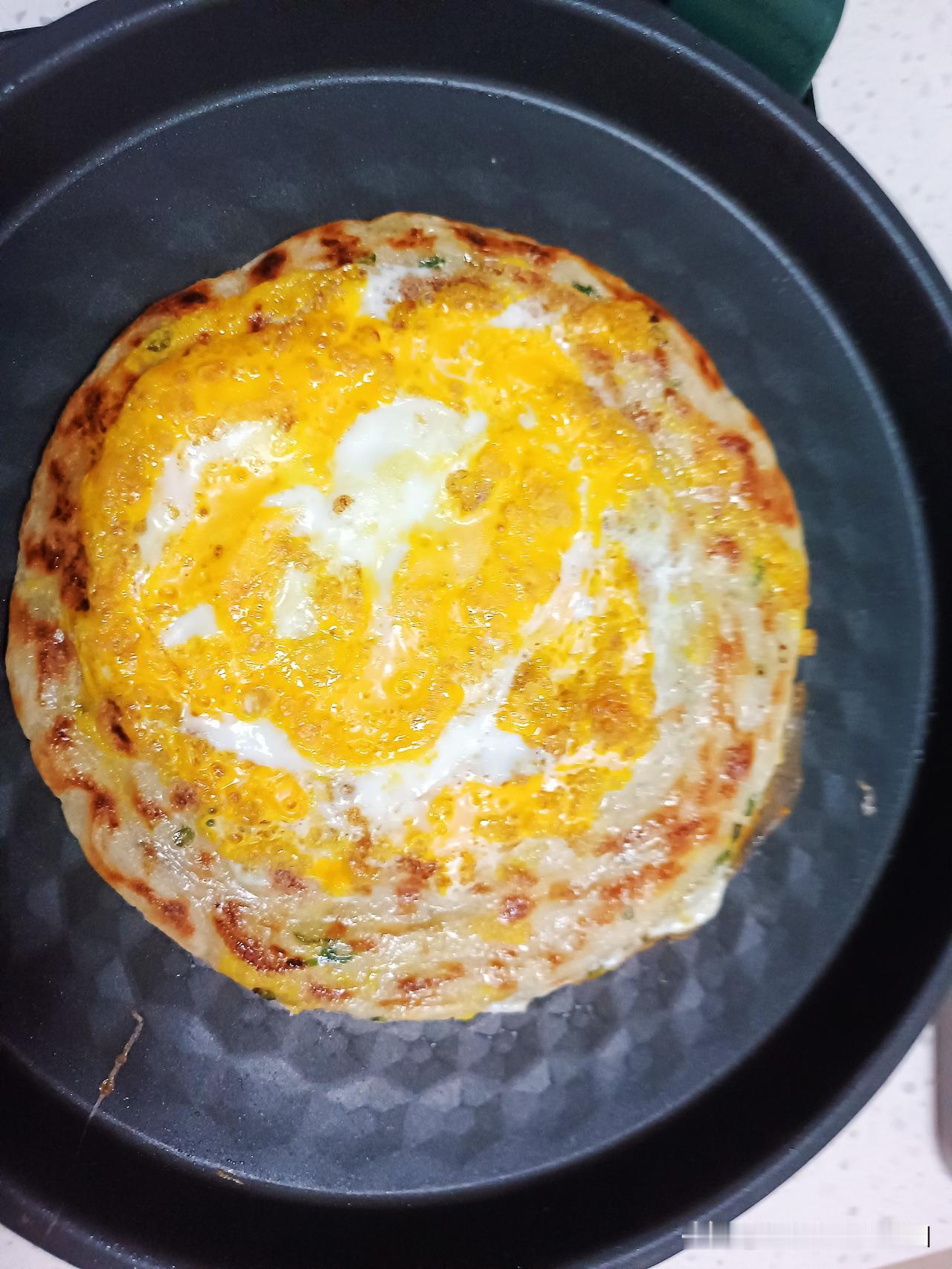 晨光熹微
一缕温暖自早餐升起
是味蕾的期待
也是生活的诗意

电饼铛里
香葱手抓