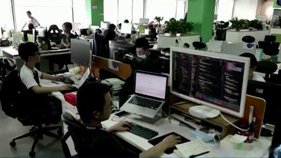 凤凰新闻【监视员工的电脑软件被公开叫卖，记者实测：微信聊天就像在“裸奔”】“如何