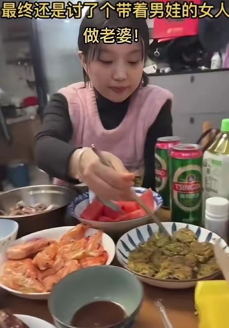 这名男子胆大包天，娶了个离异带男孩的女人做老婆，这个不是关键，关键是男子在家做了