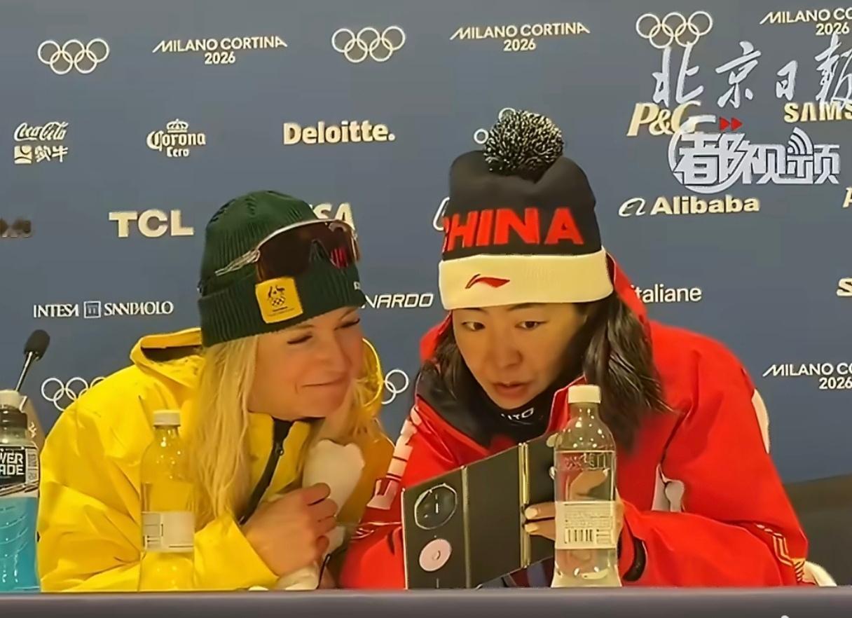 徐梦桃用三折叠和亚军交流哈哈哈  徐梦桃有两个折叠屏，一个三折叠，还有一个没有发