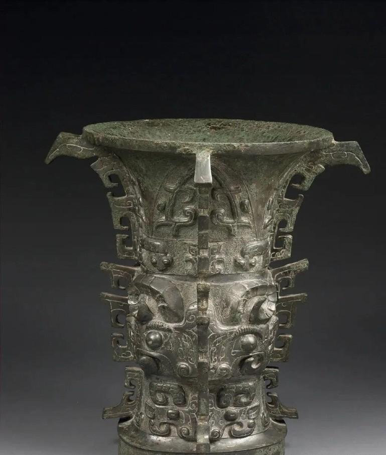 1975年，一顶铜樽正要被送往日本展览，装箱前，专家马承源出于热爱，伸手在内部摸