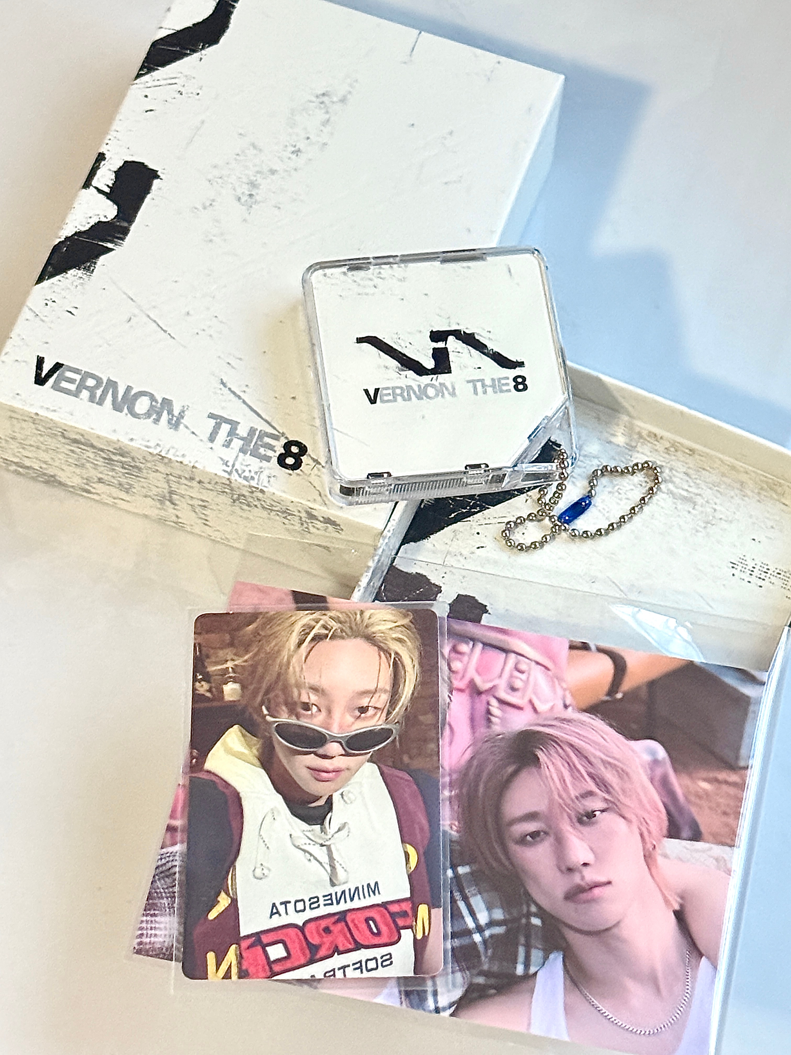本人v8 第一本就是毫无悬念的kit，小卡和明信片放一起一个是宝宝一个是妈咪
