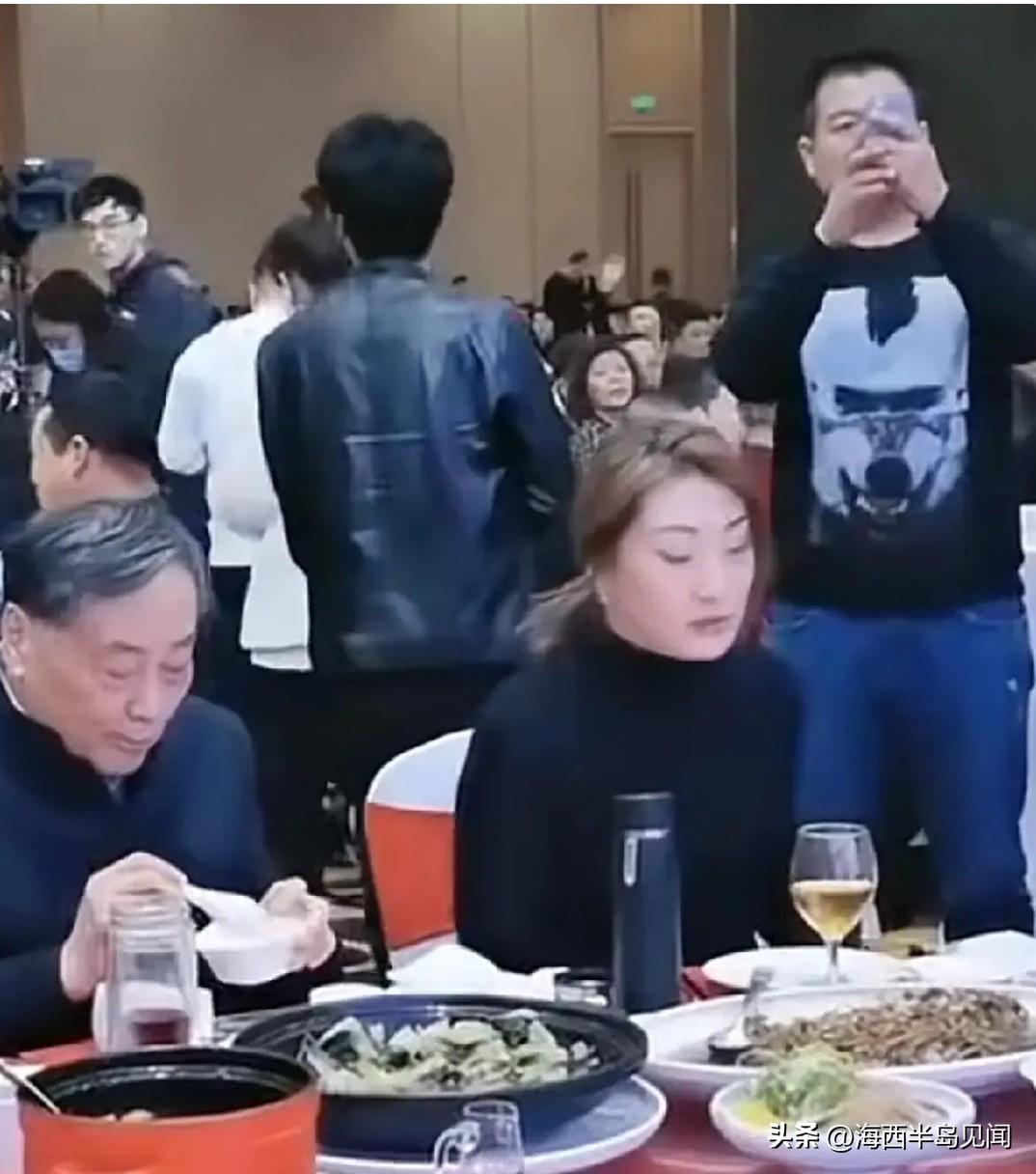 这是宗庆后生日宴会上，与女儿宗馥莉同桌的一张留影。下属紧急汇报工作，宗庆后遇事不