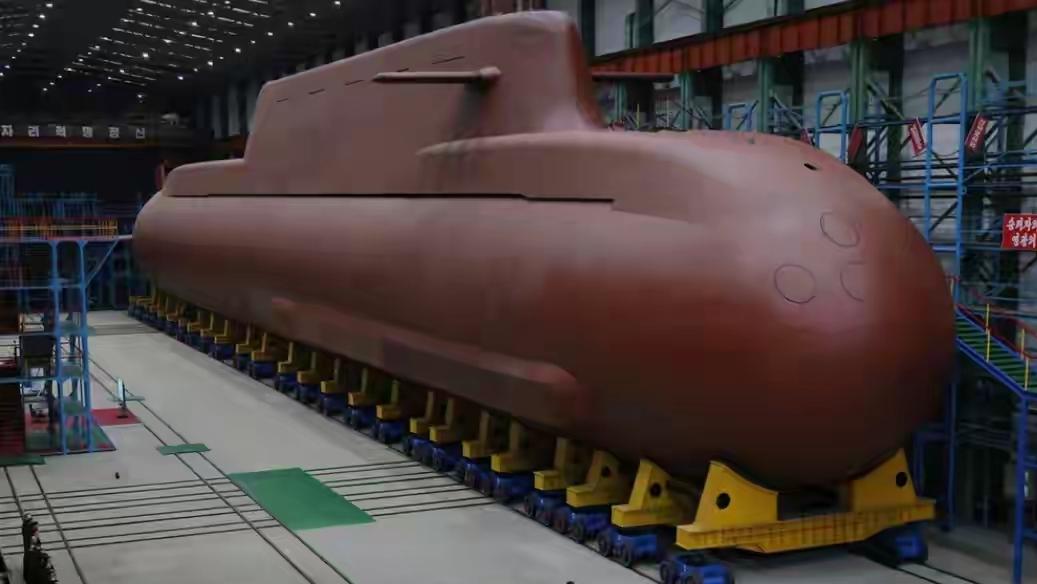 王炸！朝鲜战略潜艇亮相！
 
2025年12月25日，朝鲜突然公开了，震惊世界的