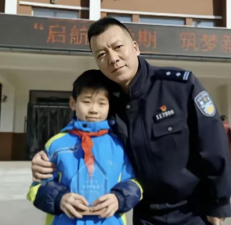 2021年，沈阳一男孩上学路上捡到26万巨款，报警找到失主后，却让对方大吃一惊：