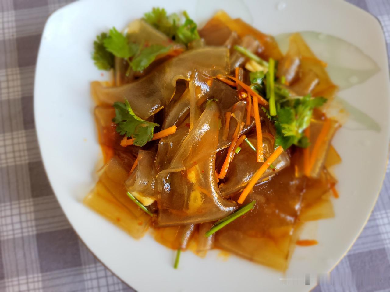 今天我又做了这个凉拌粉皮，当晚餐主食吃的，因为配料表只有红薯淀粉和水，吃起来没负