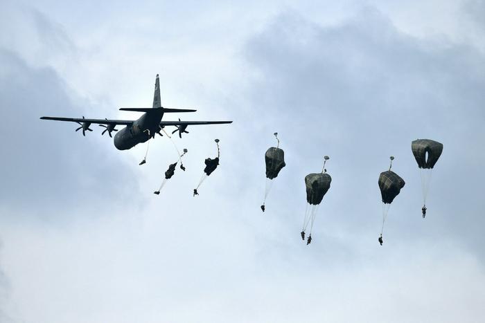 【英国承认派遣伞兵前往乌克兰】
12月10日，英国秘密派遣伞兵进入乌克兰——据新