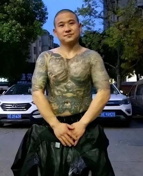 多人对黑恶势力有着刻板印象，觉得是街头纹身花臂、聚众滋事的闲散人员。
事实上，这