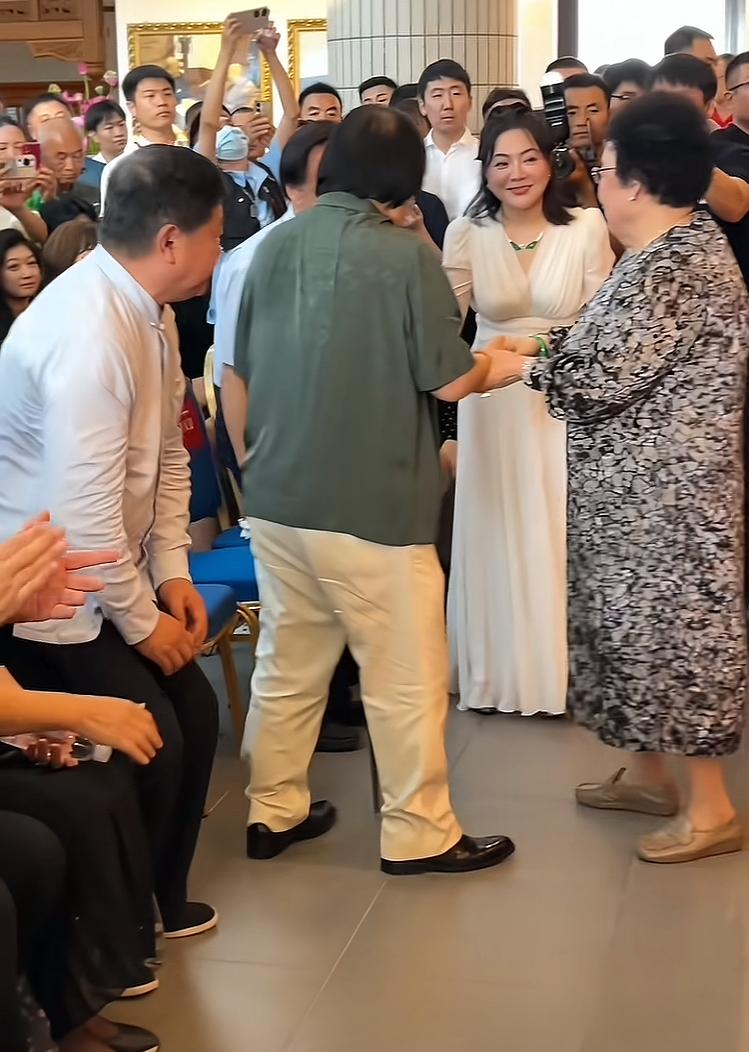 陈丽华生前与老友会面时的一幕
