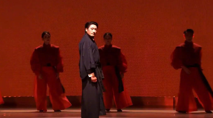 演员回应脱掉和服才向观众鞠躬致谢敬业是本分，立场是底线。入戏能沉浸，出戏知分寸，