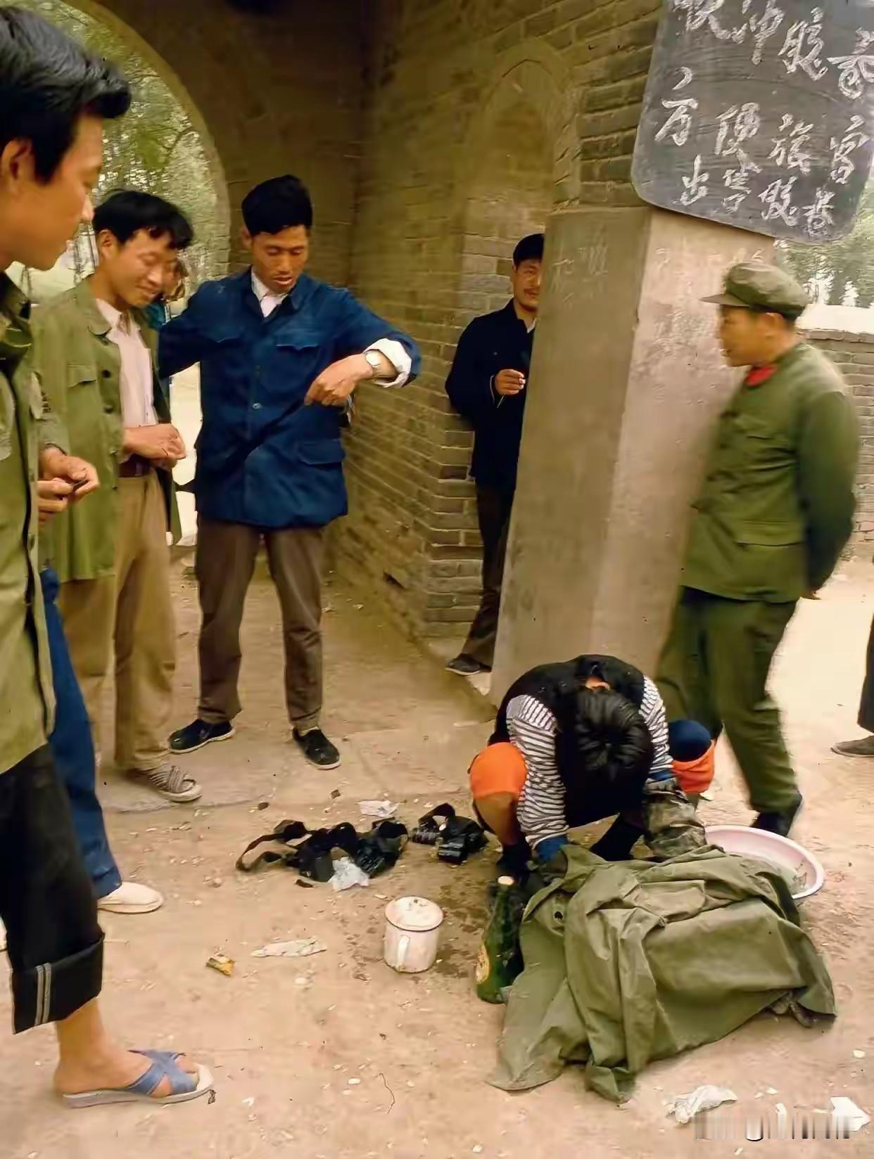 这是一张老照片，感觉应该是拍摄于上个世纪80年代左右，因为看旁边的小黑板上，写着