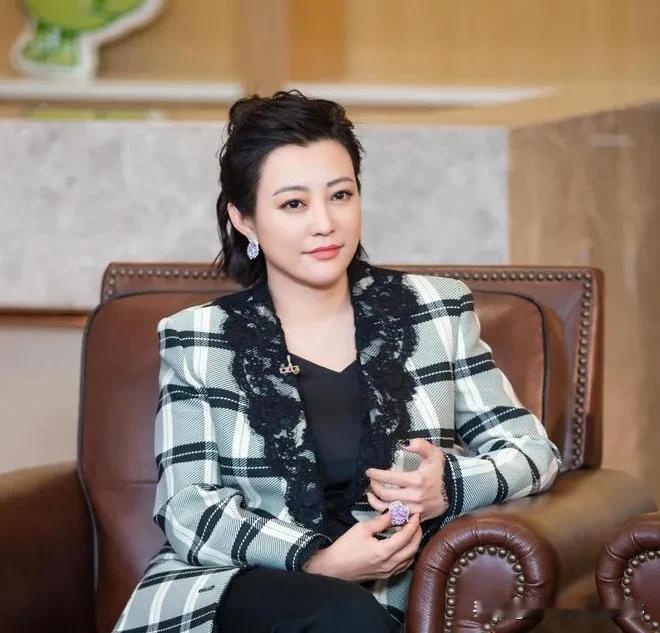 #郝蕾回应演员能不能直播带货#
其实演员直播带货或者综艺上多了再演戏的话，都会容