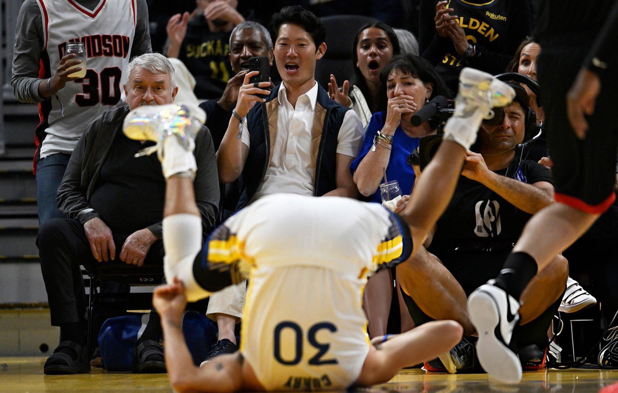 这照片现在绝对是斯蒂芬的招牌名场面了。人仰库翻库里