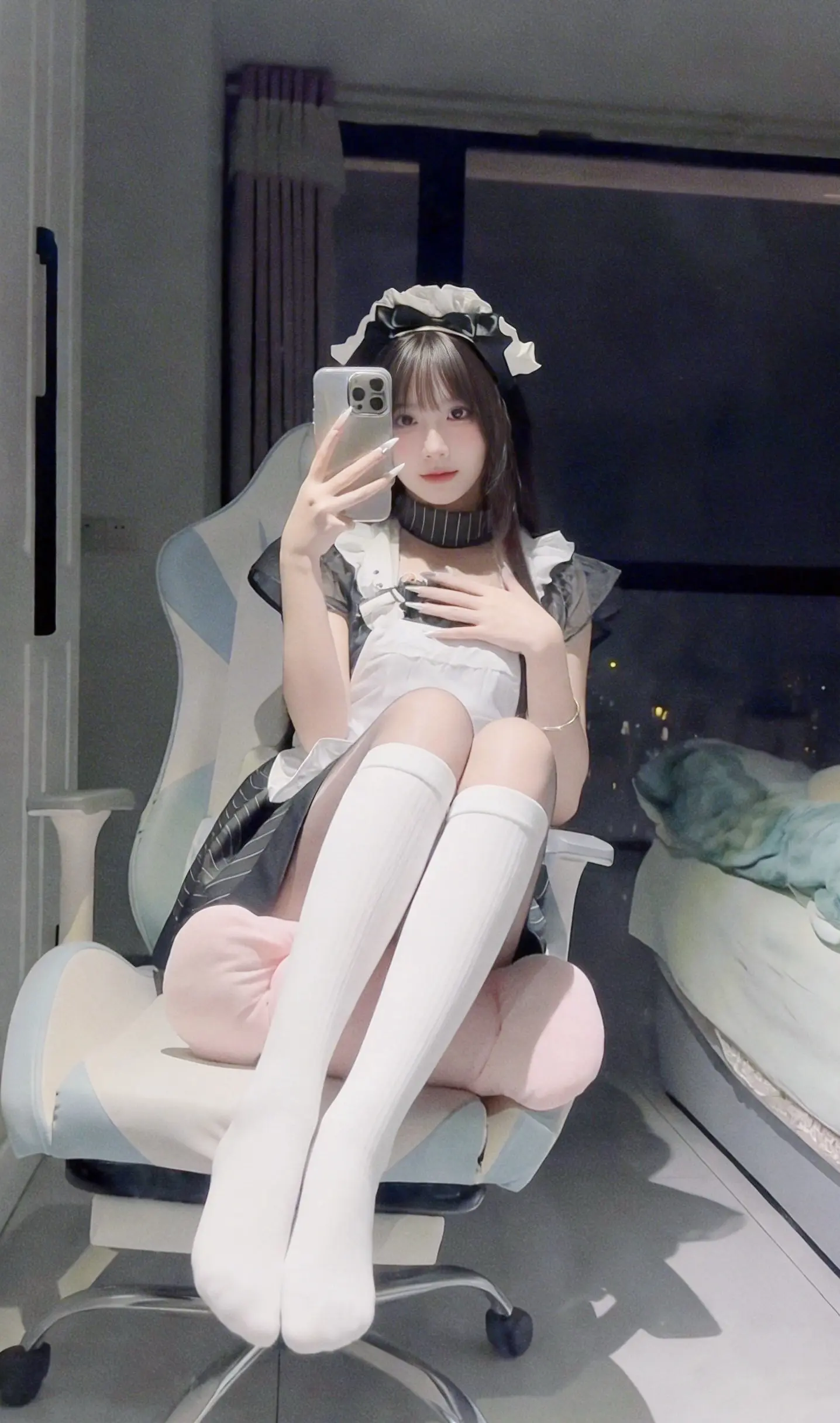 解锁居家甜妹新皮肤，黑丝白丝都是心动信号，慵懒自拍里藏着满满的温柔，这...