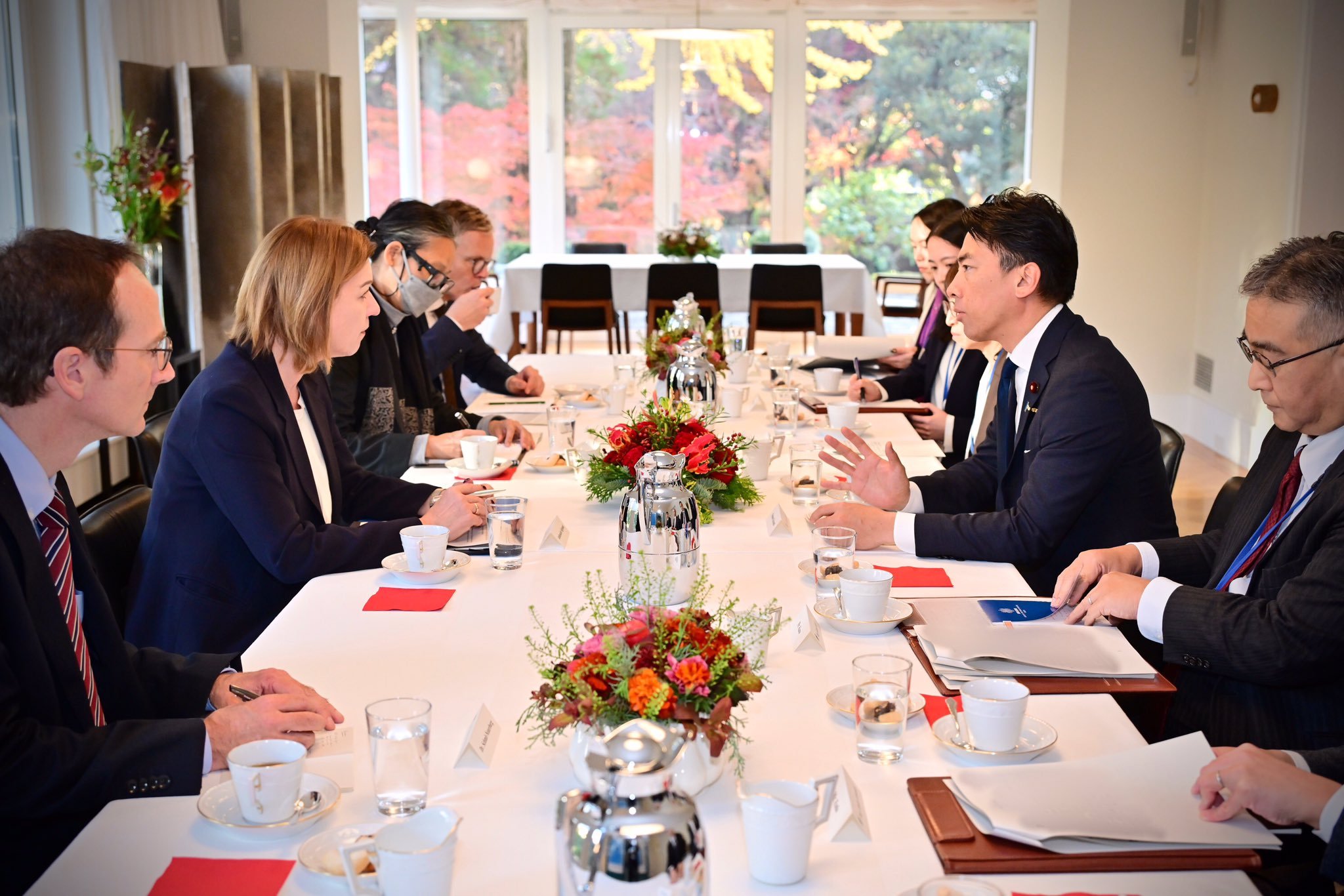 小泉12月9日会见了德国驻日本大使西格蒙德，小泉解释了日本对上周日中国“雷达照射