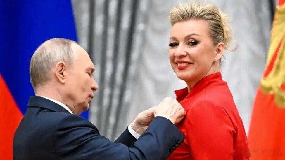 凤凰新闻【扎哈罗娃生日当天获普京颁发勋章：在中国长大，能讲一口流利北京话】据环球