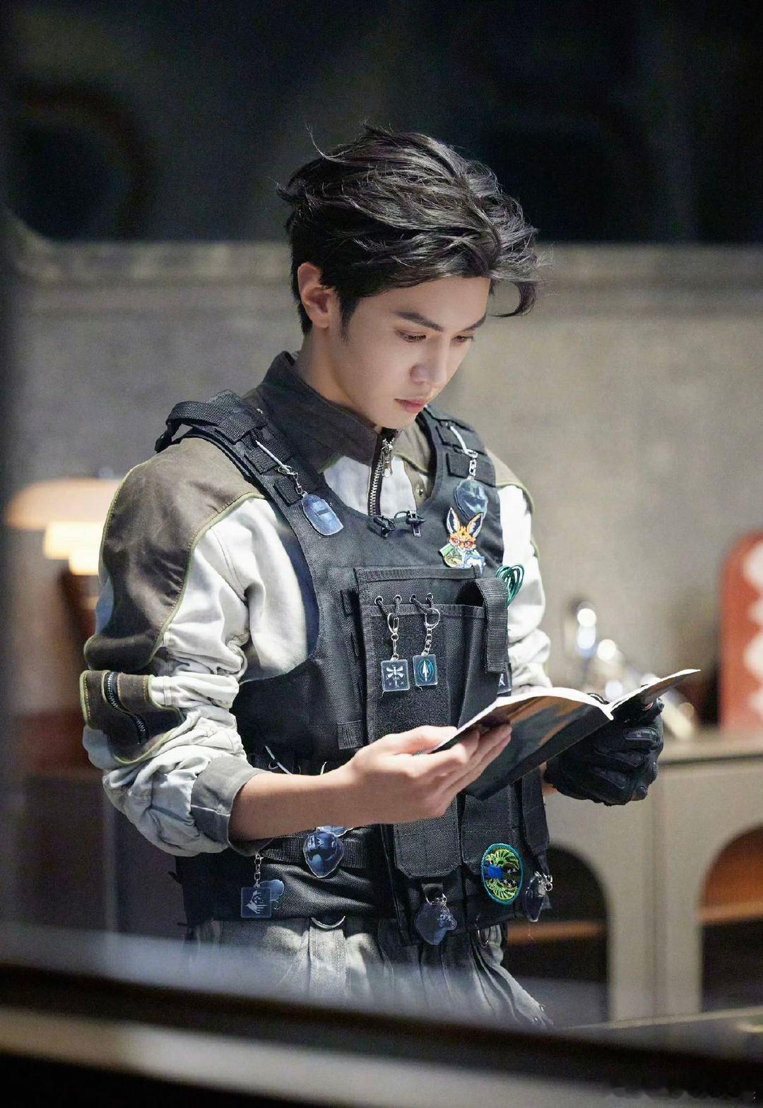 陈哲远又被回旋镖射中了大侦探 笑到打鸣！陈哲远这角色刚吃瓜吃得欢，转头发现瓜吃到