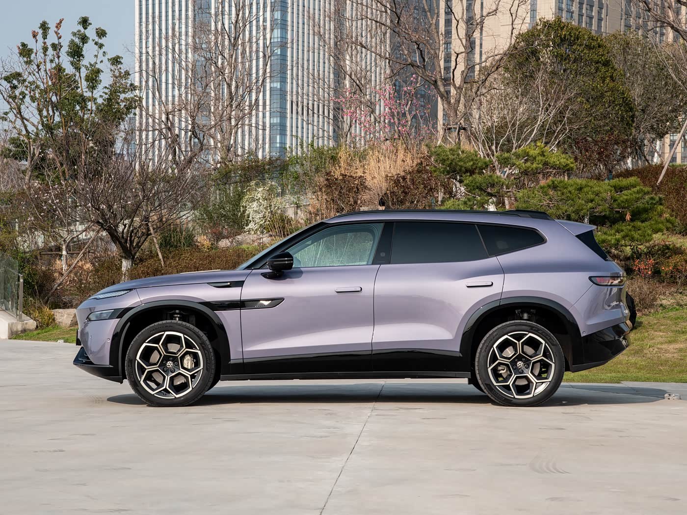 新车 大众与众08作为大众新势力向的SUV定价还是比较合理的，5米*2米的车24