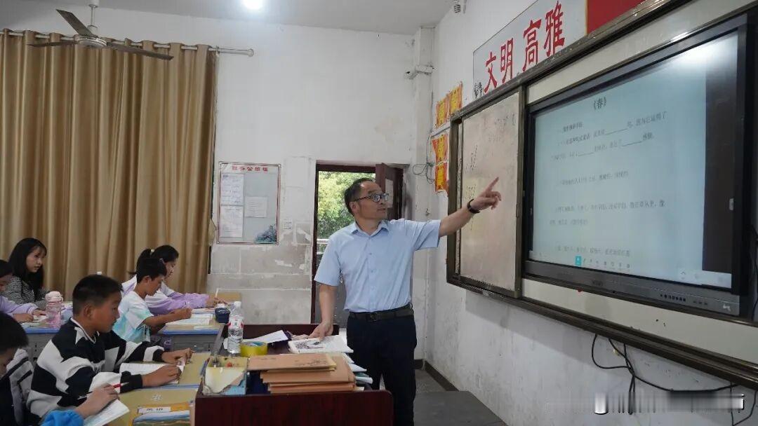 湘阴名师丨| 三十六载守乡野，一灯如豆照归途——记茶湖潭中学语文教师汪朝夕
  
