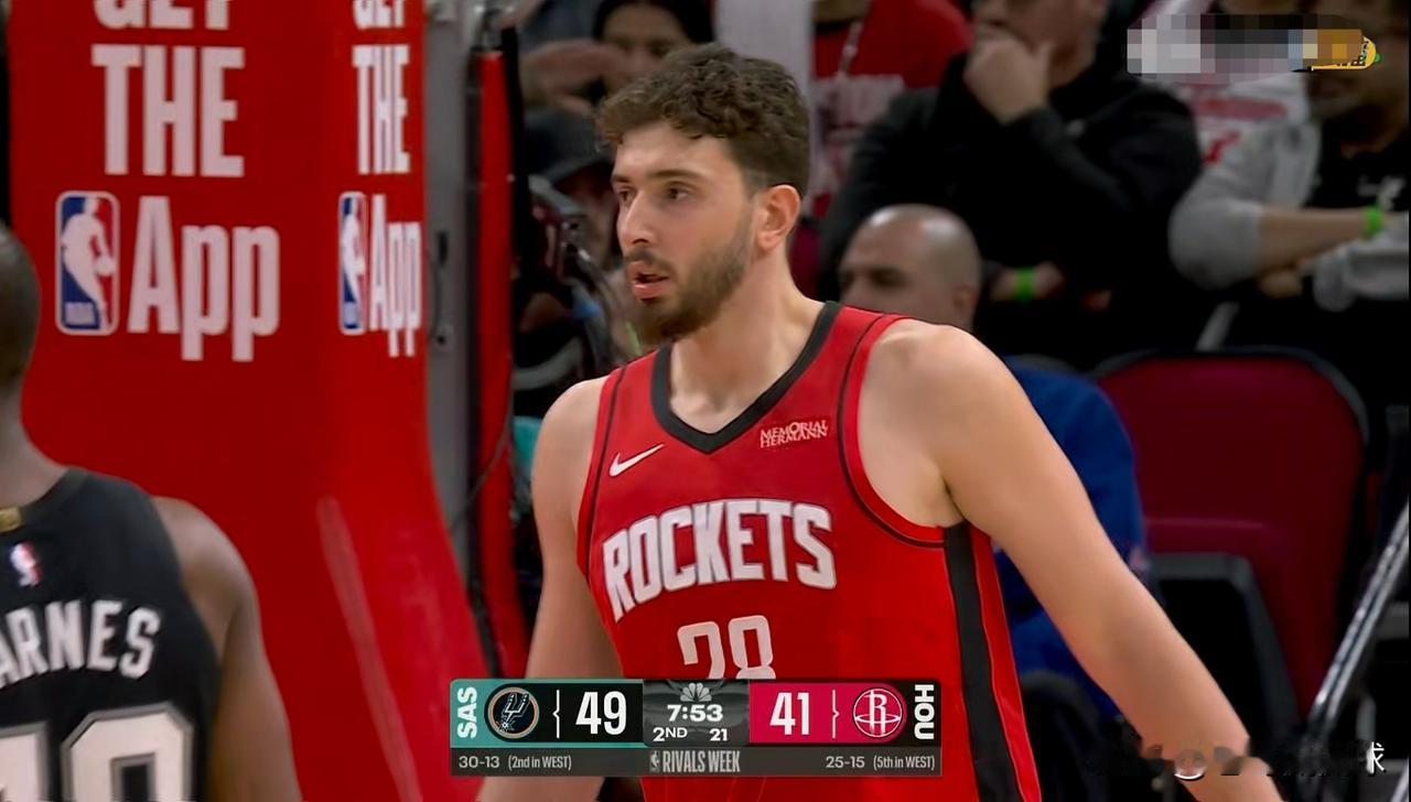 火箭当家中锋申京不愧是当今联盟最全能的中锋之一！在今天火箭主场以111：106力