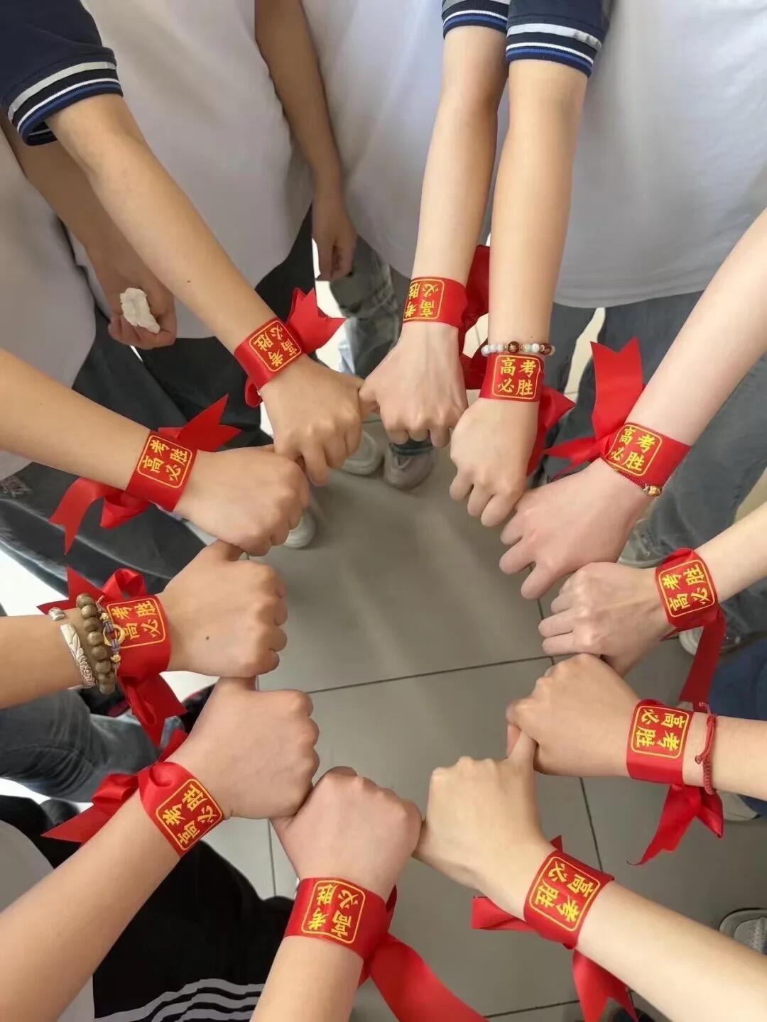 闲扯瞎猜中，AI就真的顺著近年命题趋势扒下来，猜的核心主题居然和真题对上了！只能