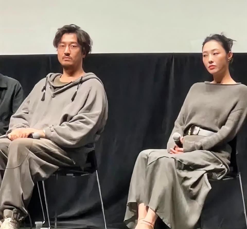 到底谁被做局了？

白百何？

还是王传君？

他们两人同框的时候表情就很微妙，