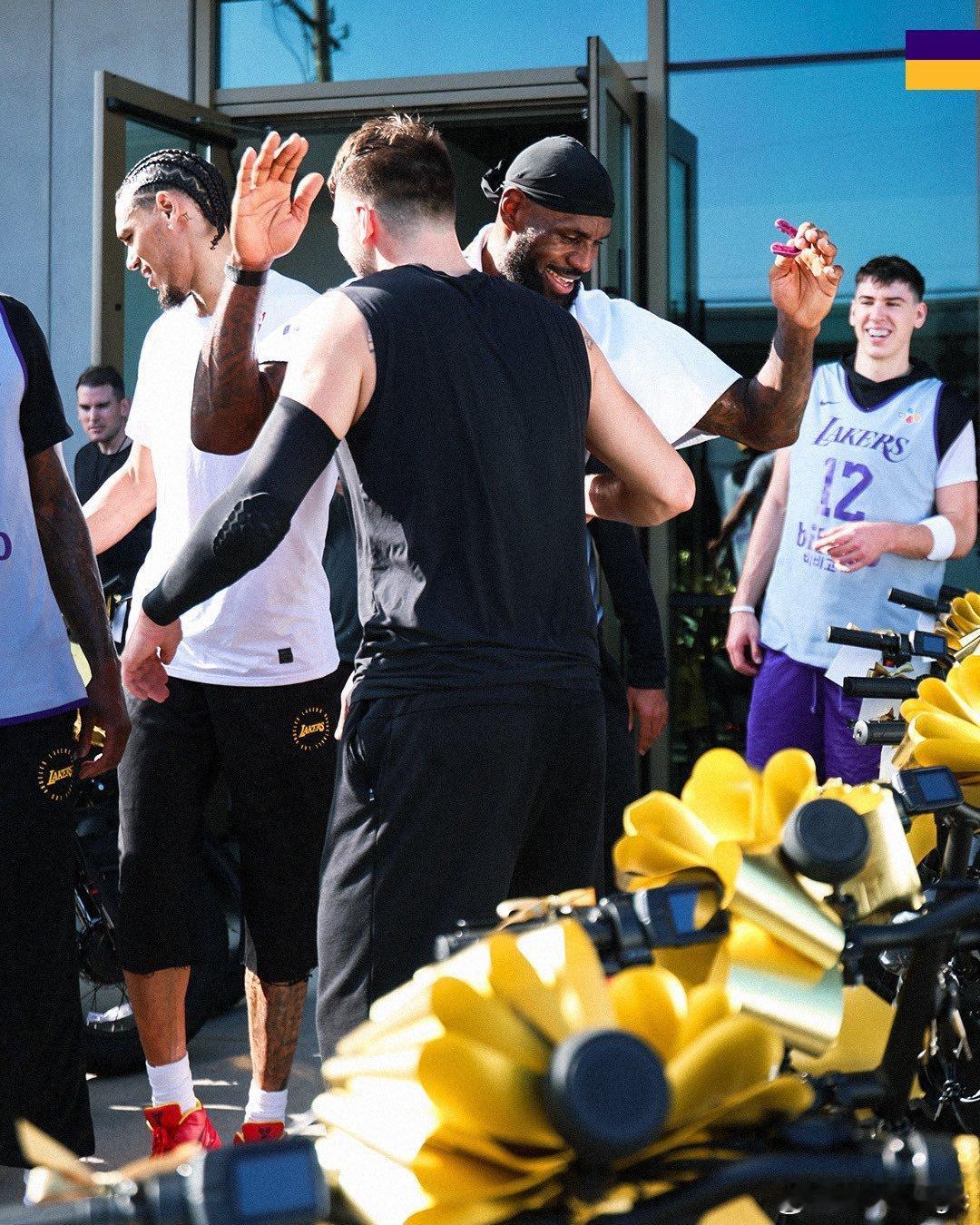 湖人官推晒图：东契奇送湖人队每人一辆全新电动车🛵，大家都挺开心😁